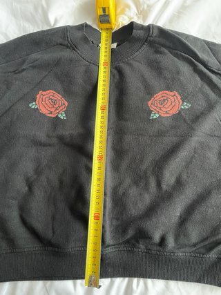 Sudadera cropped negra, con rosas rojas