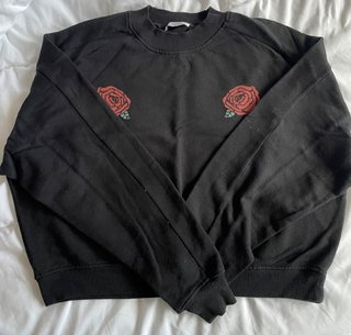 Sudadera cropped negra, con rosas rojas