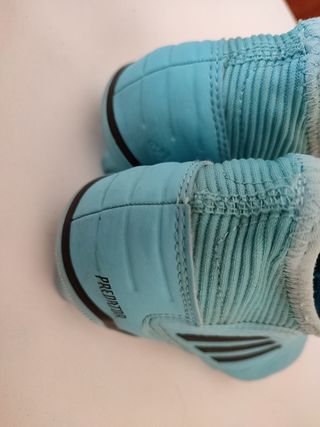 Bota de futbol Adidas Predator.
