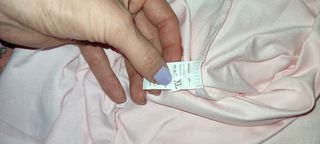 camisa tirantes y minifalda