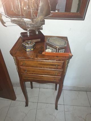 due vecchi comodini per trasferimento