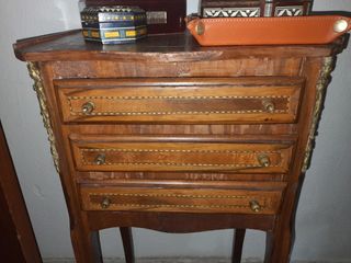 due vecchi comodini per trasferimento