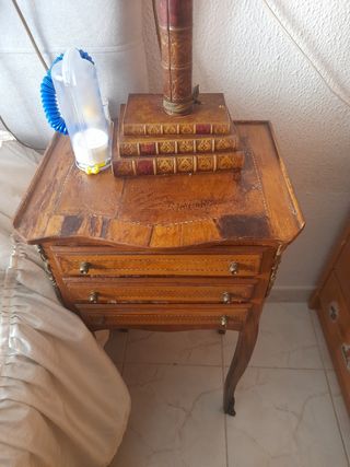 due vecchi comodini per trasferimento