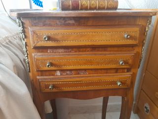 due vecchi comodini per trasferimento