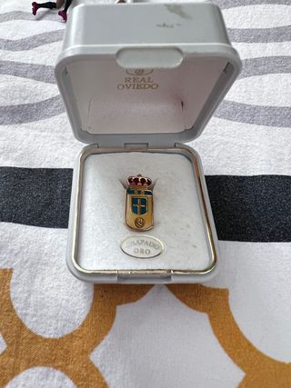 Pin Real Oviedo chapado en Oro