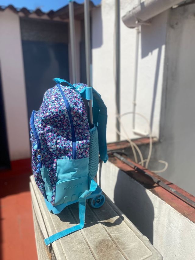 Mochila movom nueva poco uso ideal para niña