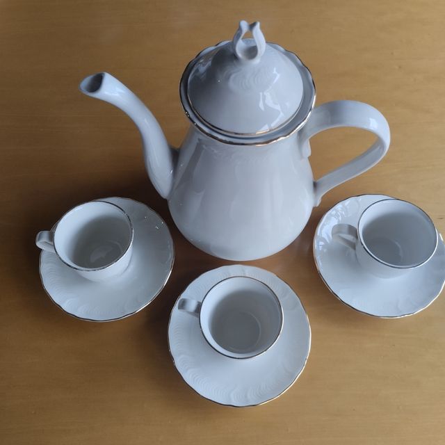 Cafetera porcelana y 3 tazas