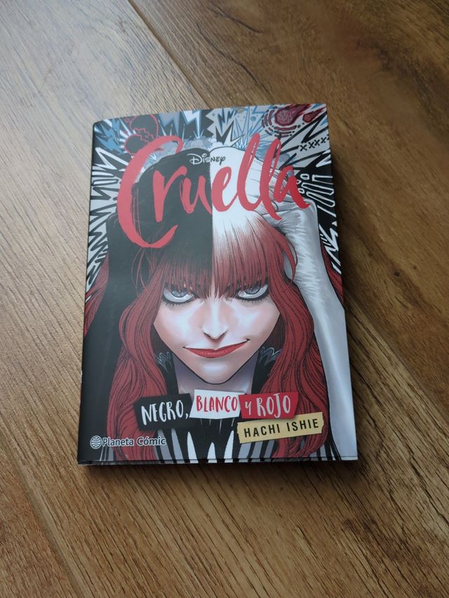 cruella negro blanco y rojo