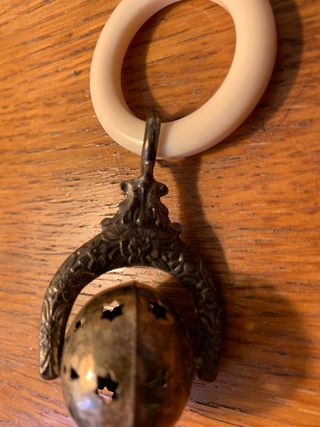 Antiguo sonajero de plata y aro de hueso