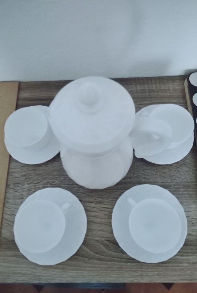 Jarra y tazas compañeras