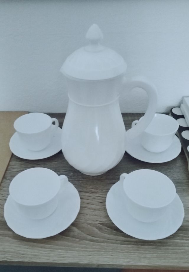 Jarra y tazas compañeras