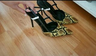 Zapato de pico negro y amarillo