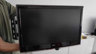TV LG 22" HD 1080 + SOPORTE DE PARED