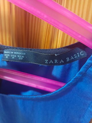 blusa de tirantes y volantes en la parte inferior.