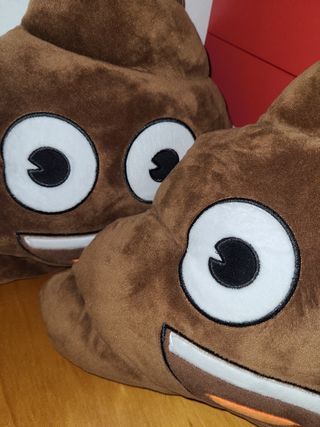 Cojines emoji caca