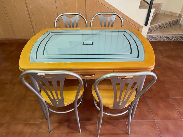 Mesa y 4 sillas en perfecto estado