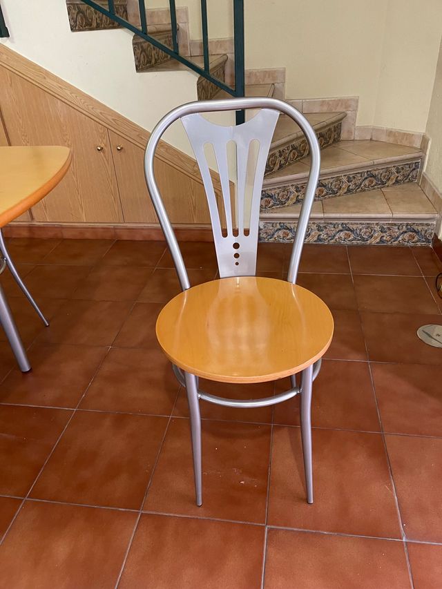 Mesa y 4 sillas en perfecto estado