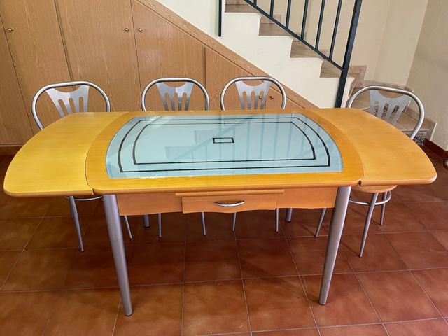 Mesa y 4 sillas en perfecto estado