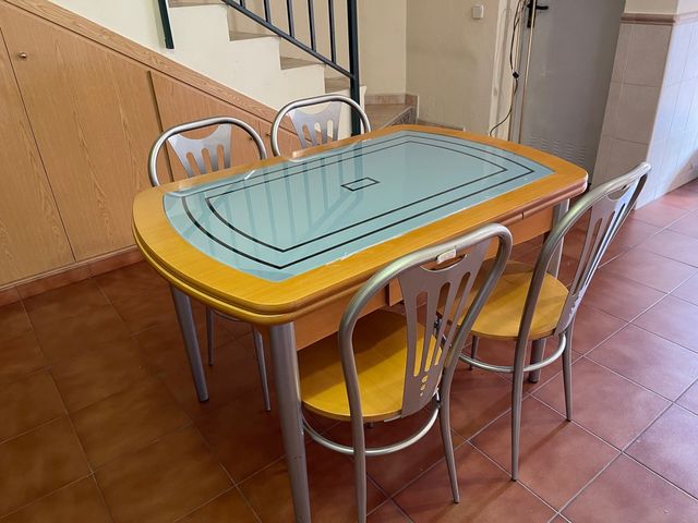 Mesa y 4 sillas en perfecto estado