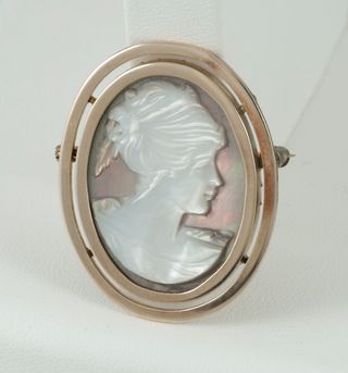 Broche antiguo en oro amarillo 14k y nácar