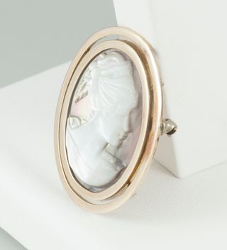 Broche antiguo en oro amarillo 14k y nácar