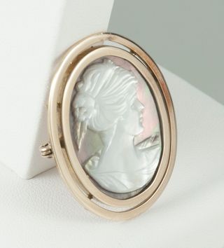 Broche antiguo en oro amarillo 14k y nácar