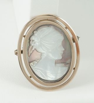 Broche antiguo en oro amarillo 14k y nácar