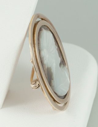 Broche antiguo en oro amarillo 14k y nácar