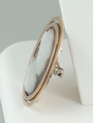 Broche antiguo en oro amarillo 14k y nácar