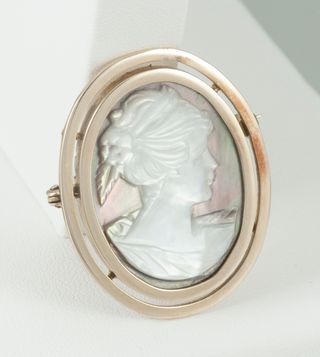 Broche antiguo en oro amarillo 14k y nácar