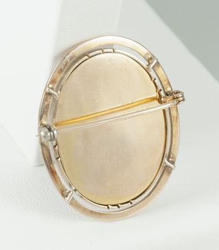 Broche antiguo en oro amarillo 14k y nácar