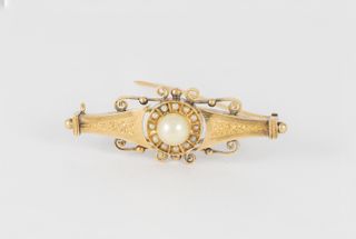 Broche antiguo en oro amarillo 18k y perlas