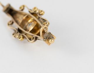 Broche antiguo en oro amarillo 18k y perlas