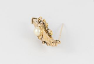 Broche antiguo en oro amarillo 18k y perlas