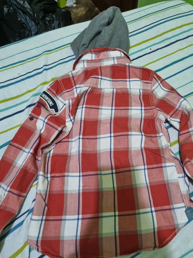 CAMISA CON CAPUCHA 7-8 AÑOS