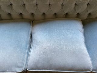 Sofá Chester de terciopelo.