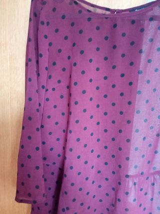 Blusa fresca con lunares y volante