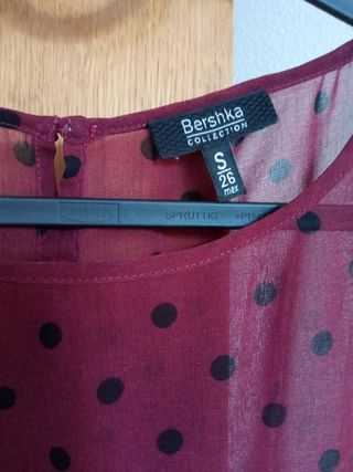 Blusa fresca con lunares y volante