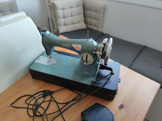 Máquina de coser Alfa con motor.