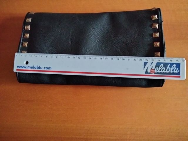 pochette con le borchie