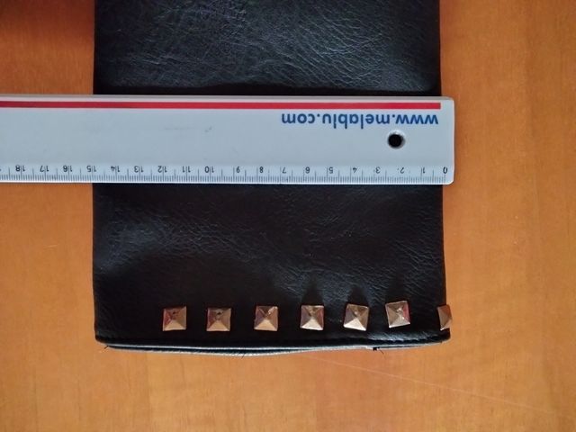 pochette con le borchie