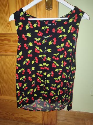 Blusa cerezas tirante ancho . No regateo
