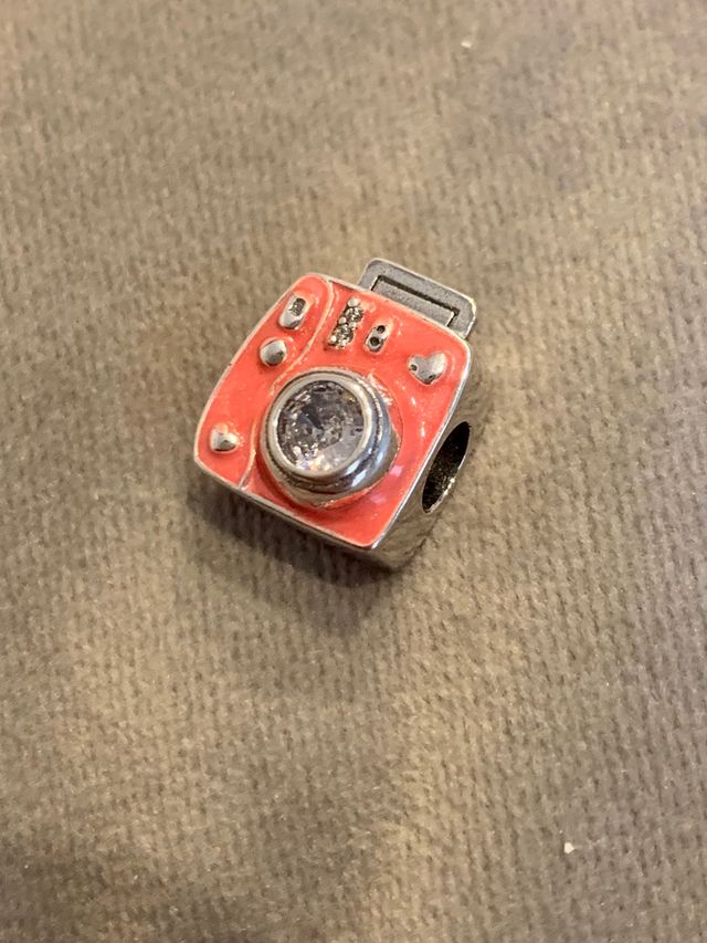 Charm plata. Cámara polaroid.NUEVO