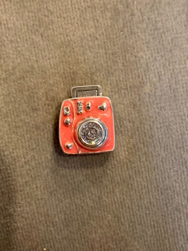 Charm plata. Cámara polaroid.NUEVO