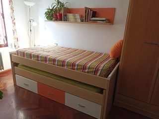 Conjunto de cama nido con estantería a juego