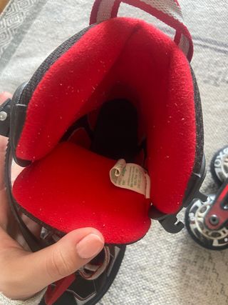 Patines en línea rojos