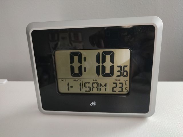 reloj radiocontrolado con pantalla LCD