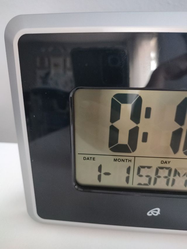 reloj radiocontrolado con pantalla LCD