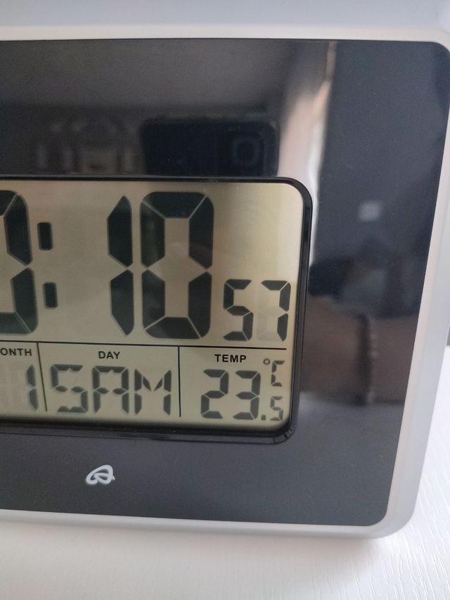 reloj radiocontrolado con pantalla LCD