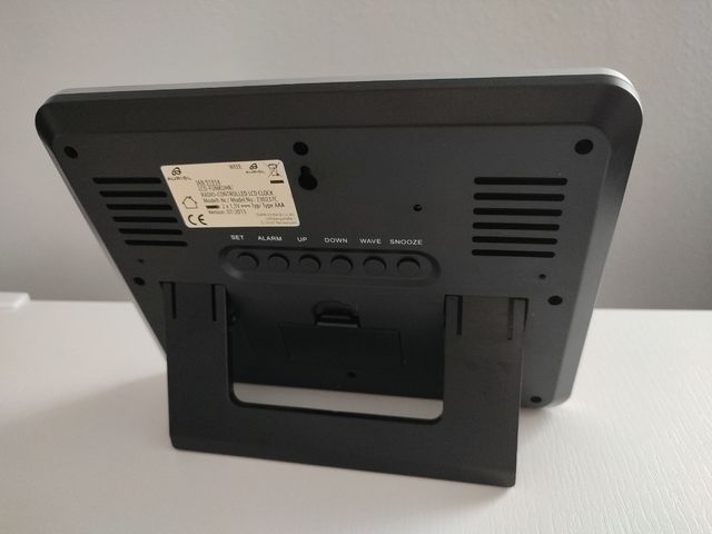 reloj radiocontrolado con pantalla LCD